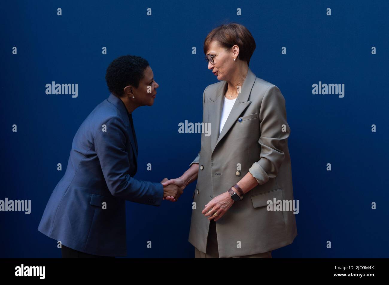 13 giugno 2022, Hessen, Francoforte sul meno: Bettina Stark-Watzinger (FDP, r), ministro federale dell'istruzione e della ricerca, accoglie Alondra Nelson, direttore della politica della scienza e della tecnologia presso la Casa Bianca degli Stati Uniti d'America (USA), durante una riunione dei ministri della scienza dei G7 paesi presso l'hotel 'Scheigenberger Frankfurter Hof'. La riunione si concentrerà sulla protezione della libertà, dell'integrità e della sicurezza della scienza e della ricerca, sulla ricerca per combattere i cambiamenti climatici e sulla ricerca post-conviviale. Foto: Sebastian Gollnow/dpa Foto Stock