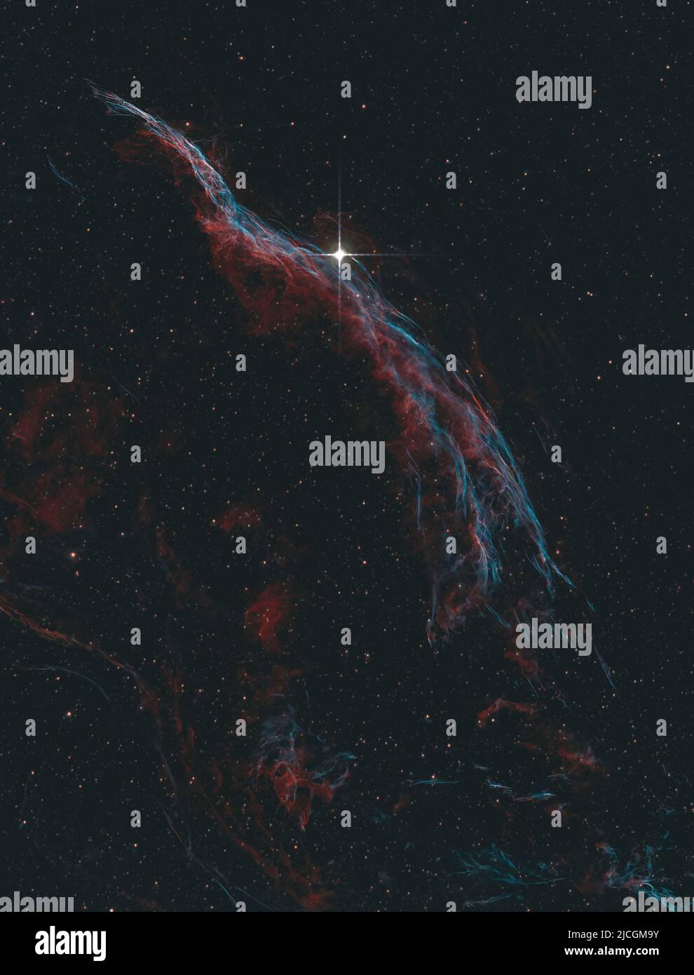 The Western Veil Nebula (NGC 6960), supernova residuo all'interno della costellazione Cygnus, fotografato dal Regno Unito Foto Stock