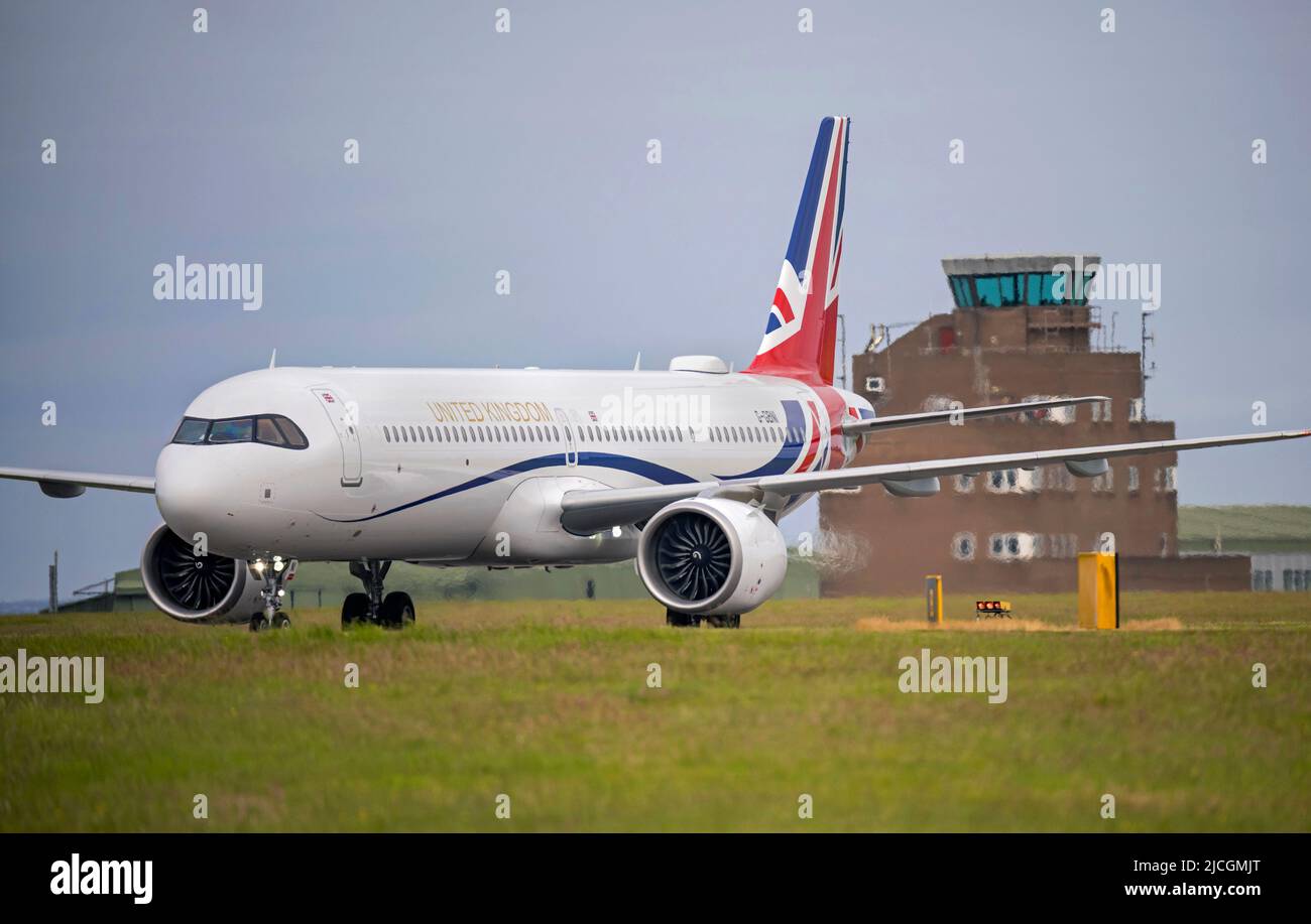 Il primo ministro Boris Johnson's Transport, un Airbus A321, G-GBNI, arriva a RNAS Culdrose vicino a Helston per ritirare il primo ministro dopo una visita nella Cornovaglia sud-occidentale il 13th aprile 2022 Foto Stock