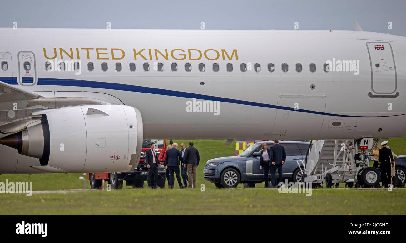 Il primo ministro Boris Johnson's Transport, un Airbus A321, G-GBNI, arriva a RNAS Culdrose vicino a Helston per ritirare il primo ministro dopo una visita nella Cornovaglia sud-occidentale il 13th aprile 2022 Foto Stock