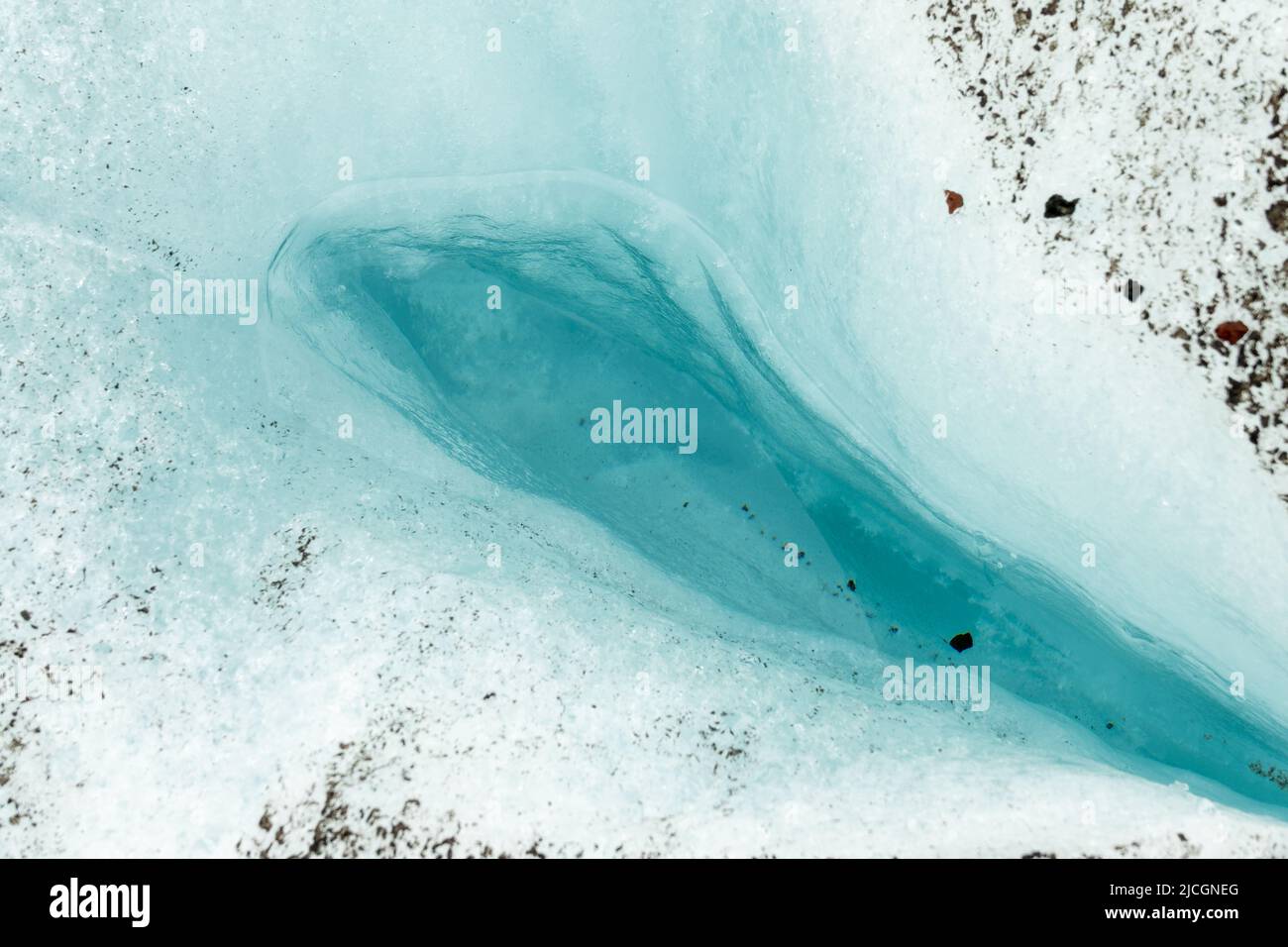 Dettaglio di una crepa di ghiaccio blu nel ghiacciaio Vatnajokull vicino Skaftafell, Islanda Foto Stock