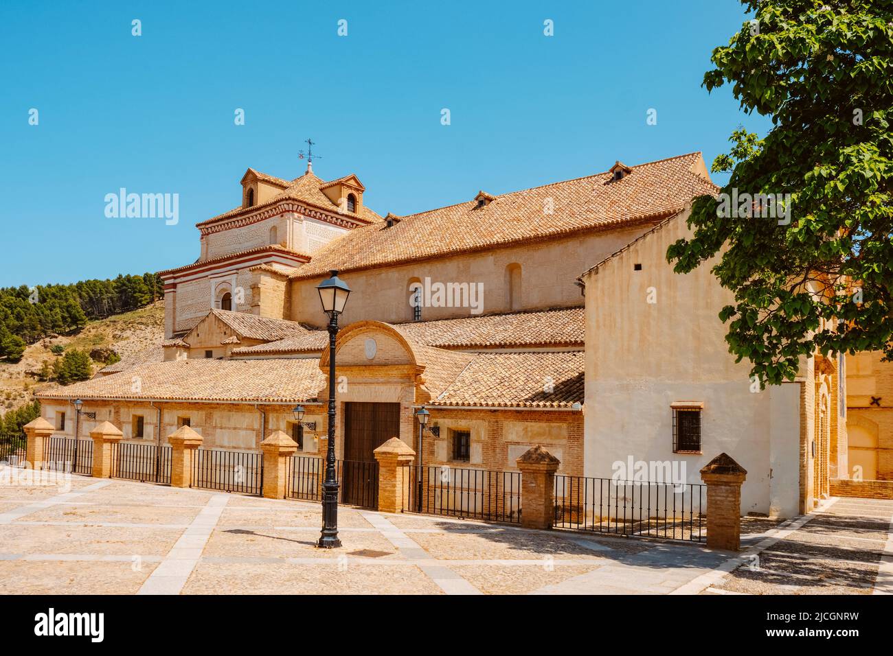 Una vista laterale della chiesa di Iglesia del Carmen ad Antequera, in provincia di Malaga, in Spagna Foto Stock