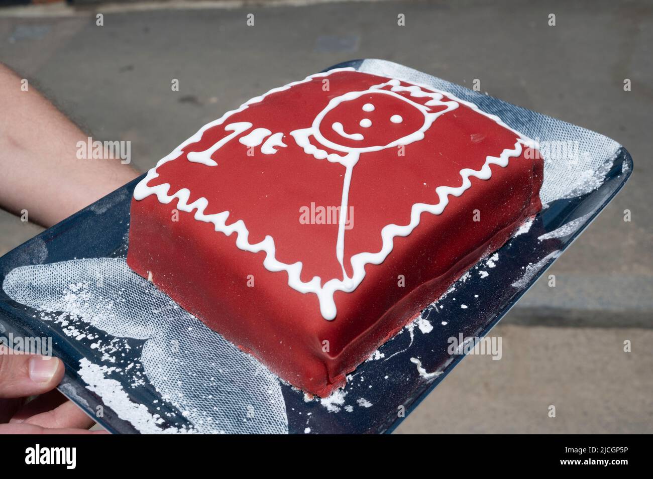 Londra, Hackney. Festa di Wilton Way Jubilee Street. Una torta decodificata come francobollo di prima classe con glassa rossa e bianca. Foto Stock