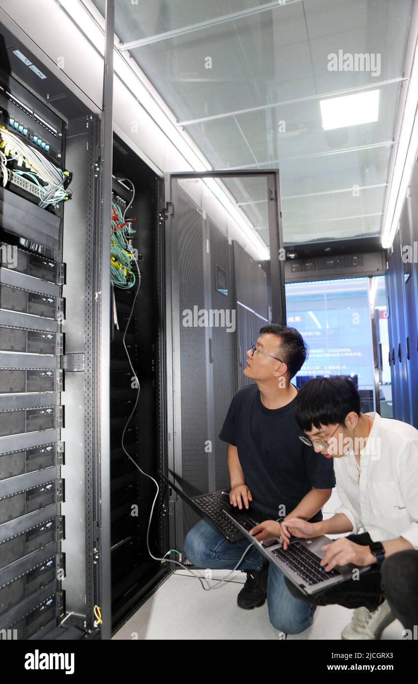 CHONGQING, CINA - 13 GIUGNO 2022 - i tecnici Huawei eseguono il debug delle apparecchiature in una sala macchine il 13 giugno 2022 a Chongqing, Cina. Foto Stock