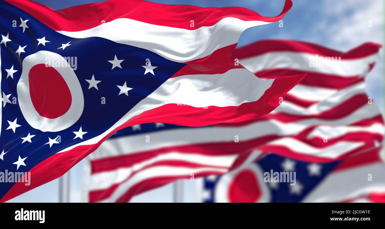 La bandiera dello stato dell'Ohio sventola insieme alla bandiera nazionale degli Stati Uniti d'America. Sullo sfondo c'è un cielo limpido. L'Ohio è uno stato in th Foto Stock