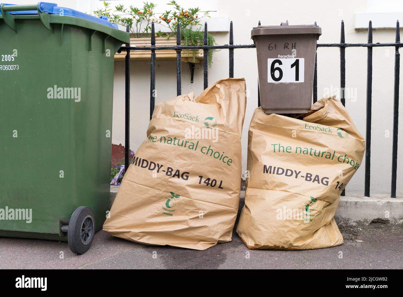 Cartine Recycling Sacks pieno di rifiuti da giardino pronti per la raccolta sul marciapiede da bin man Greenwich London Inghilterra UK Foto Stock