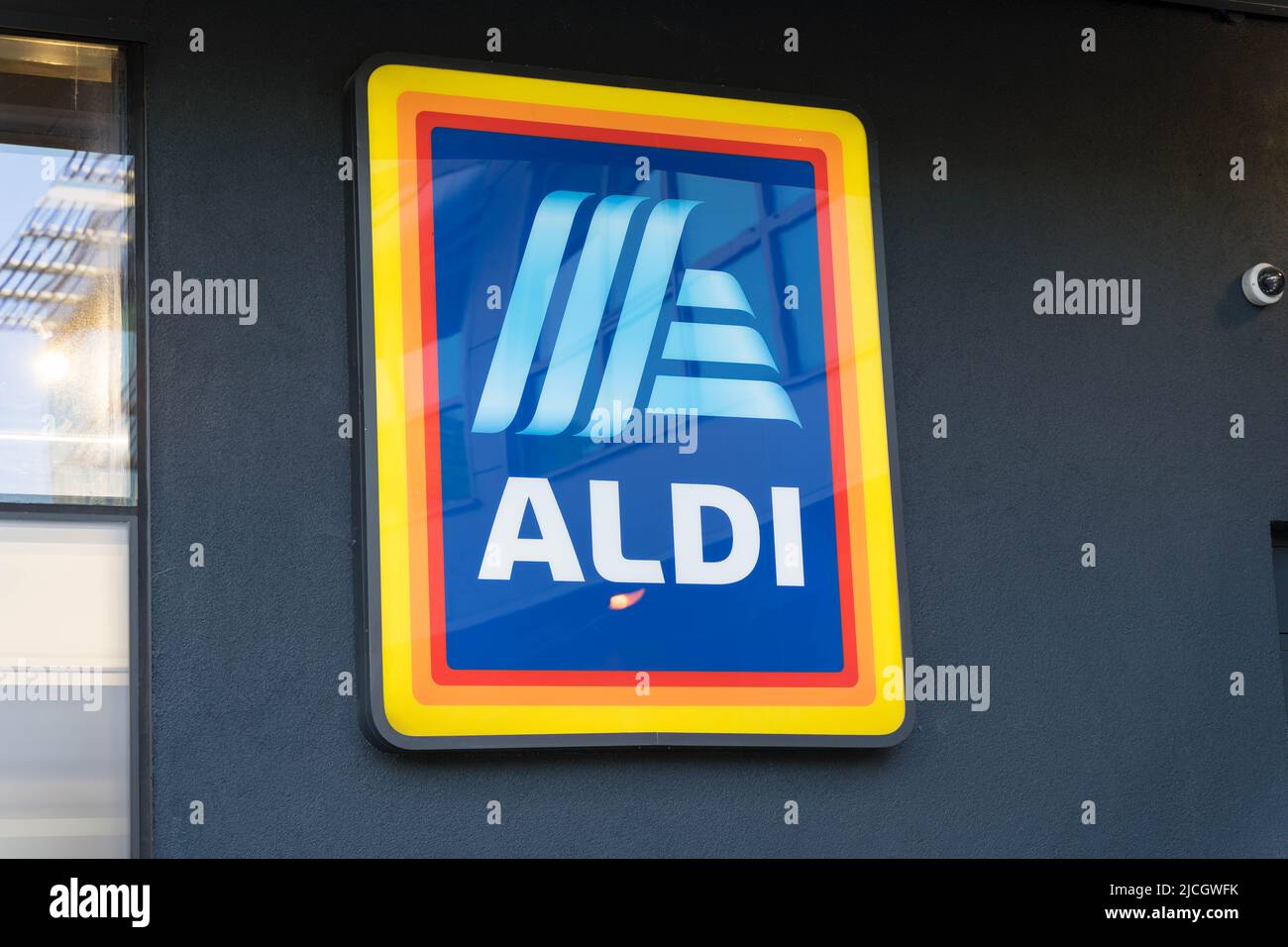 IL logo ALDI supermarket e il marchio sono illuminati di notte a Londra Inghilterra UK Foto Stock