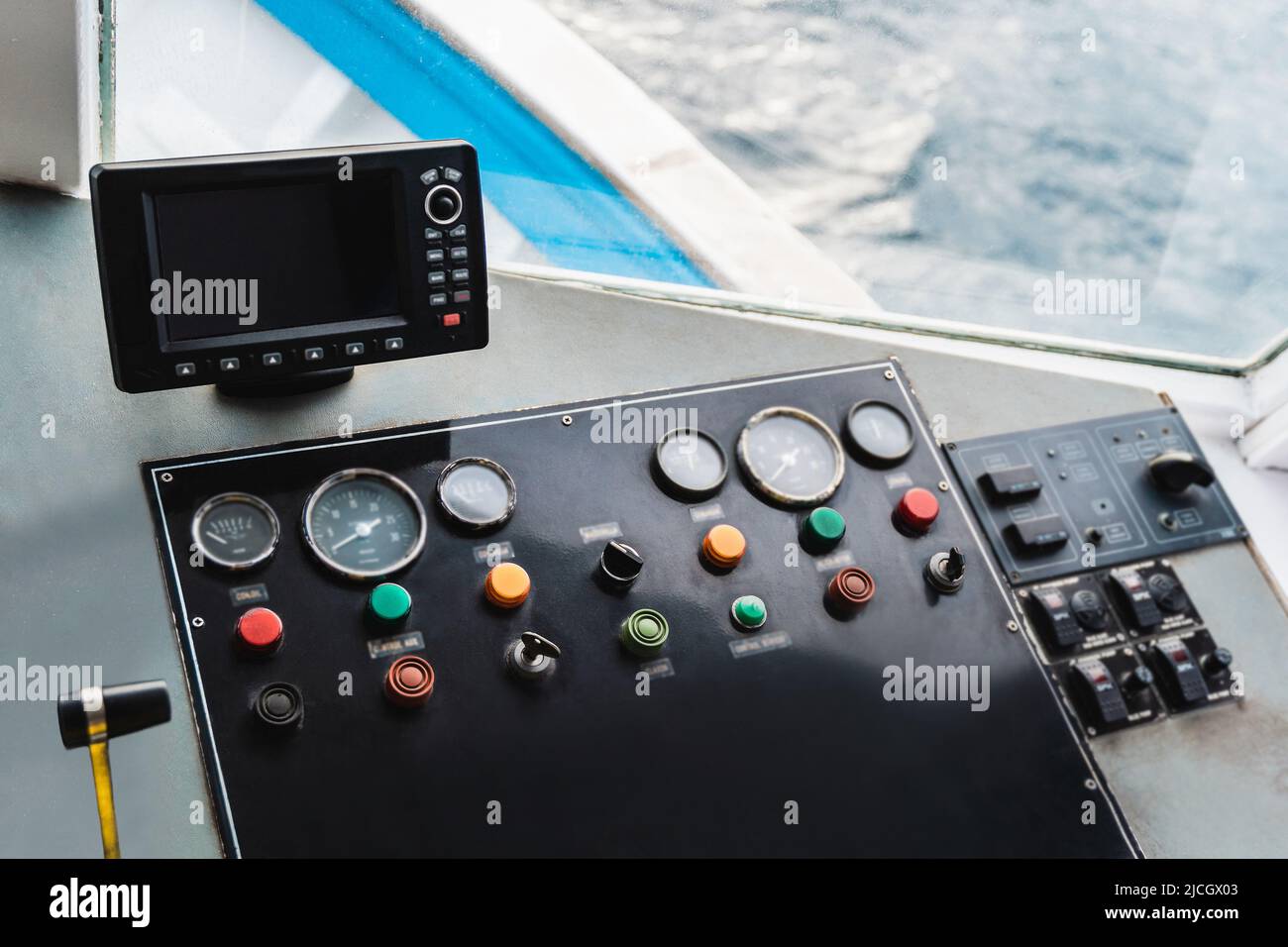 Ponte di controllo di vintage nave barca o barca a vela sul mare Foto Stock