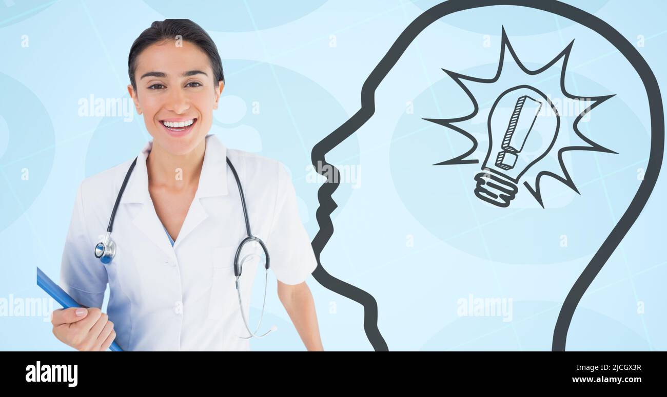 Ritratto di felice medico caucasico e testa umana con lampadina e punto esclamativo Foto Stock