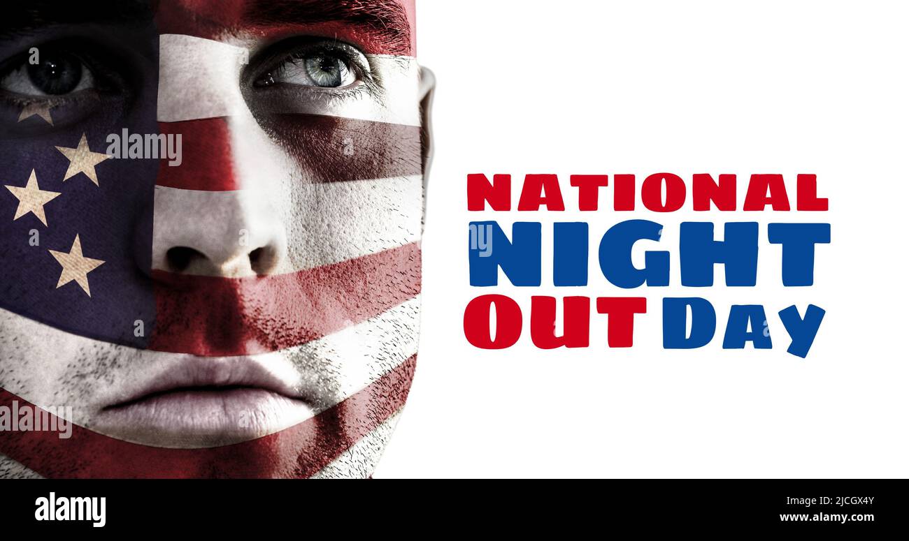 Composito di uomo caucasico con dipinto di bandiera dell'america sul volto e nazionale notte fuori testo Foto Stock
