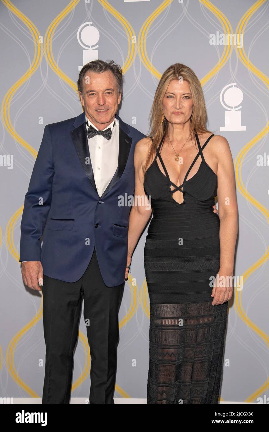 NEW YORK, NEW YORK - 12 GIUGNO: Derek McLane e Lia Vollack partecipano ai Tony Awards annuali 75th alla radio City Music Hall il 12 giugno 2022 a New York City. Foto Stock