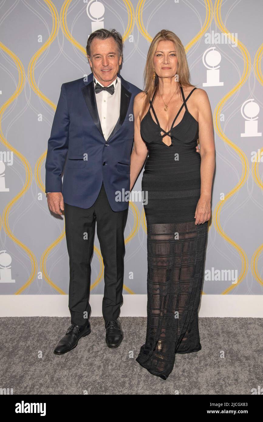 NEW YORK, NEW YORK - 12 GIUGNO: Derek McLane e Lia Vollack partecipano ai Tony Awards annuali 75th alla radio City Music Hall il 12 giugno 2022 a New York City. Foto Stock