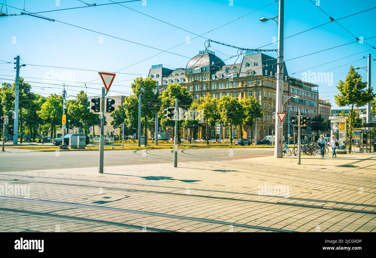Mannheim, Germania - 10 giugno 2022: Città di Mannheim, centro commerciale con Planken Street, incrocio con strade e binari per il tram cittadino Foto Stock