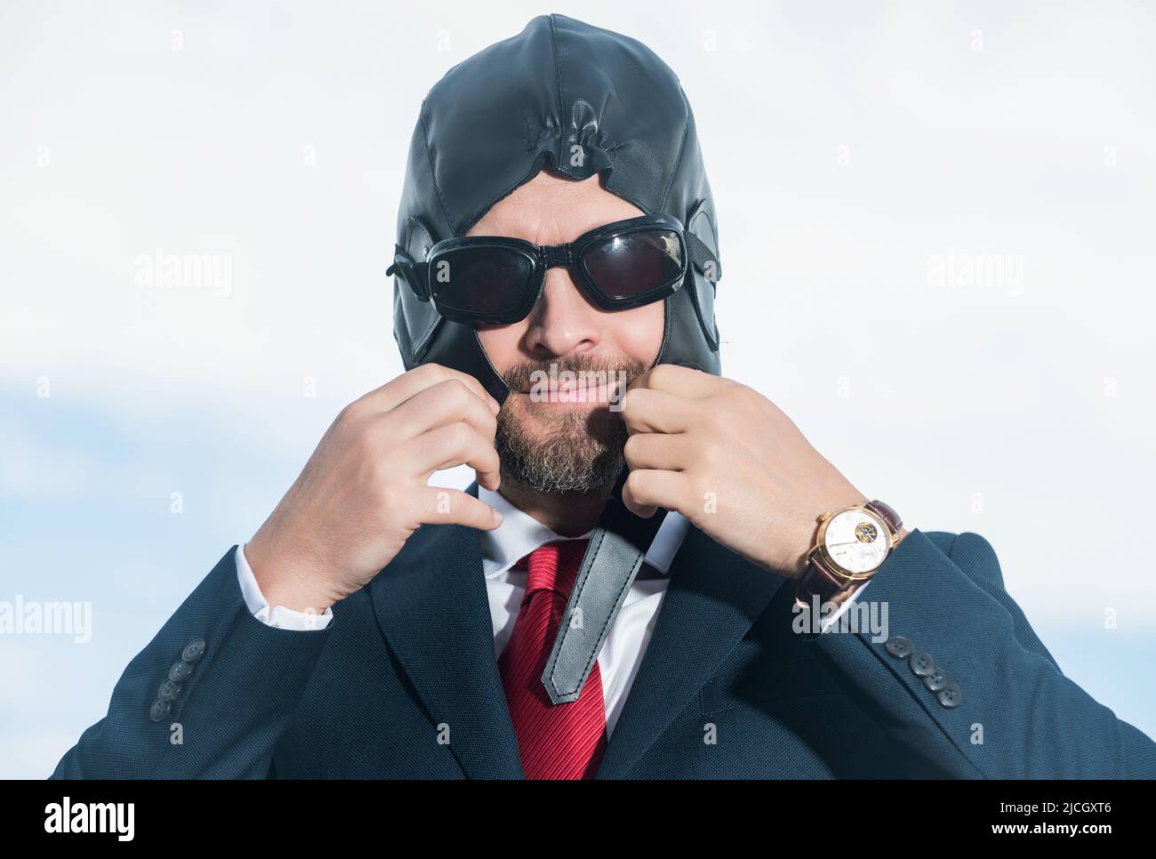 uomo d'affari allegro in abito e cappello pilota si preparano Foto Stock