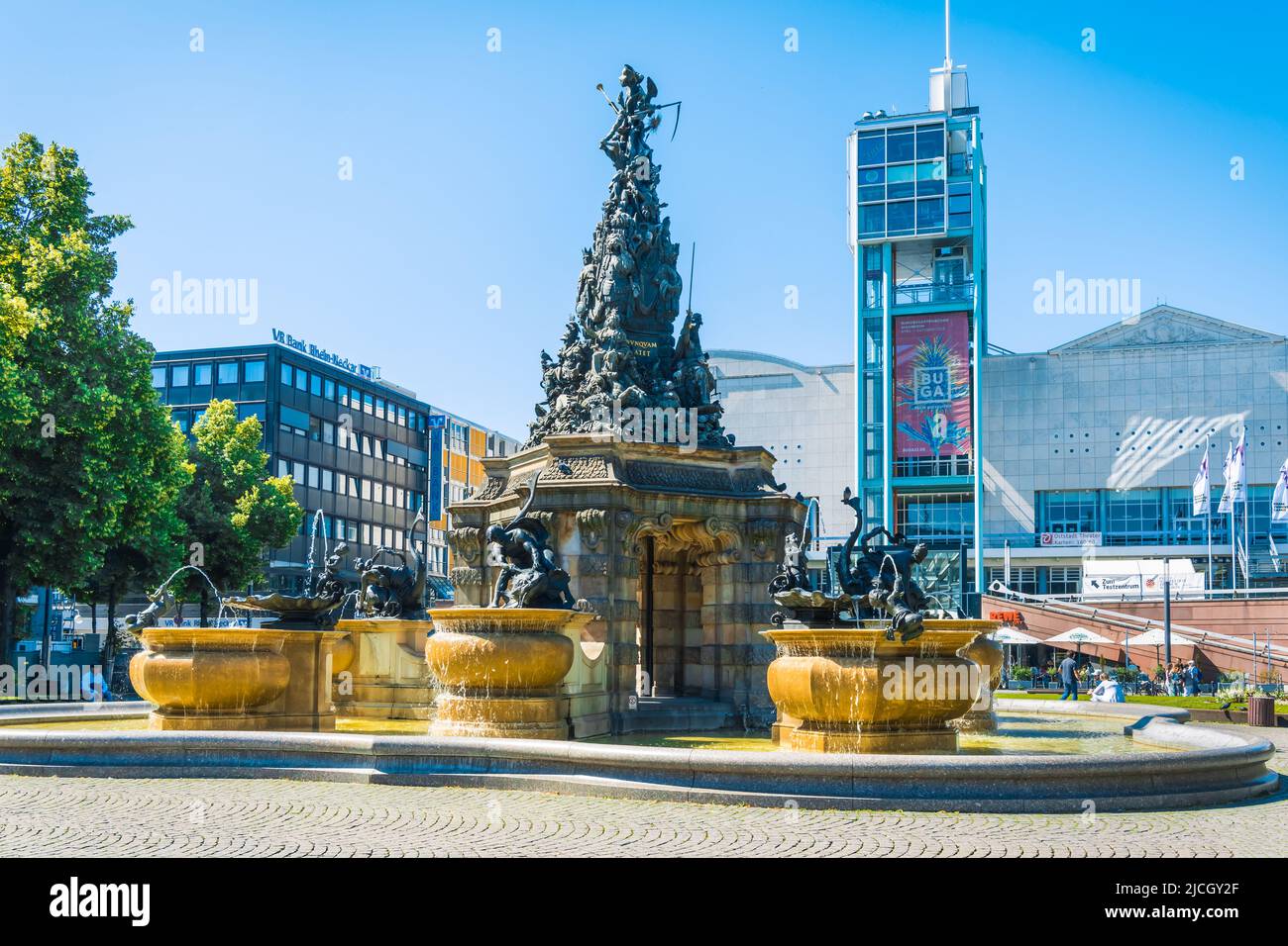 Mannheim, Germania - 10 giugno 2022: Tram colorati nella città di Mannheim, centro commerciale senza auto. Paradeplatz è un popolare luogo d'incontro per lo shopping Foto Stock