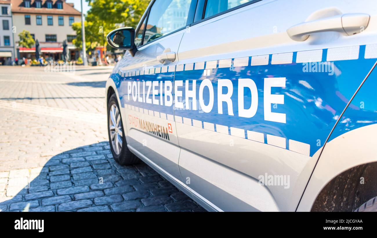 Mannheim, Germania - 11 giugno 2022: Auto del dipartimento di polizia della città Mannhhein Germania con il cartello 'dipartimento di polizia' Foto Stock