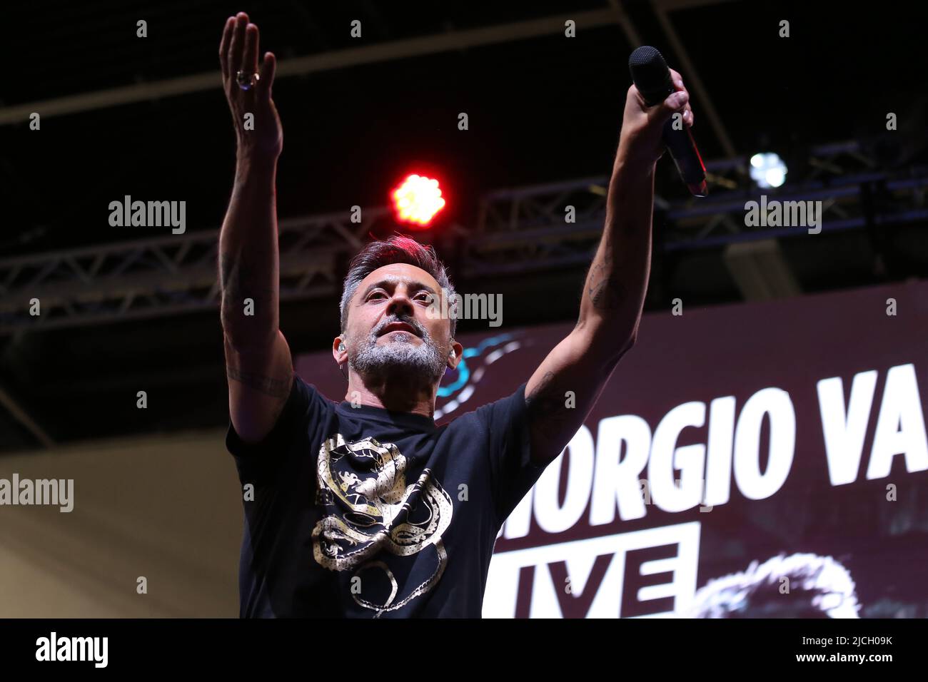 11 giugno 2022, Torino, Torino, Italia: Migliaia di persone a Torino Comics hanno partecipato all'esibizione dal vivo di Giorgio Vanni, uno dei cantanti più famosi dei temi cartoni animati italiani del 90s e del 2000s. Una performance piena di energia che ha fatto cantare, saltare ed eccitare il pubblico sulle note di un pezzo, Dragon Ball e Detective Conan. (Credit Image: © Daniela Parra Saiani/Pacific Press via ZUMA Press Wire) Foto Stock 11 giugno 2022, Torino, Torino, Italia: Migliaia di persone a Torino Comics hanno partecipato all'esibizione dal vivo di Giorgio Vanni, uno dei cantanti più famosi dei temi cartoni animati italiani del 90s e del 2000s. Una performance piena di energia che ha fatto cantare, saltare ed eccitare il pubblico sulle note di un pezzo, Dragon Ball e Detective Conan. (Credit Image: © Daniela Parra Saiani/Pacific Press via ZUMA Press Wire) Foto Stock