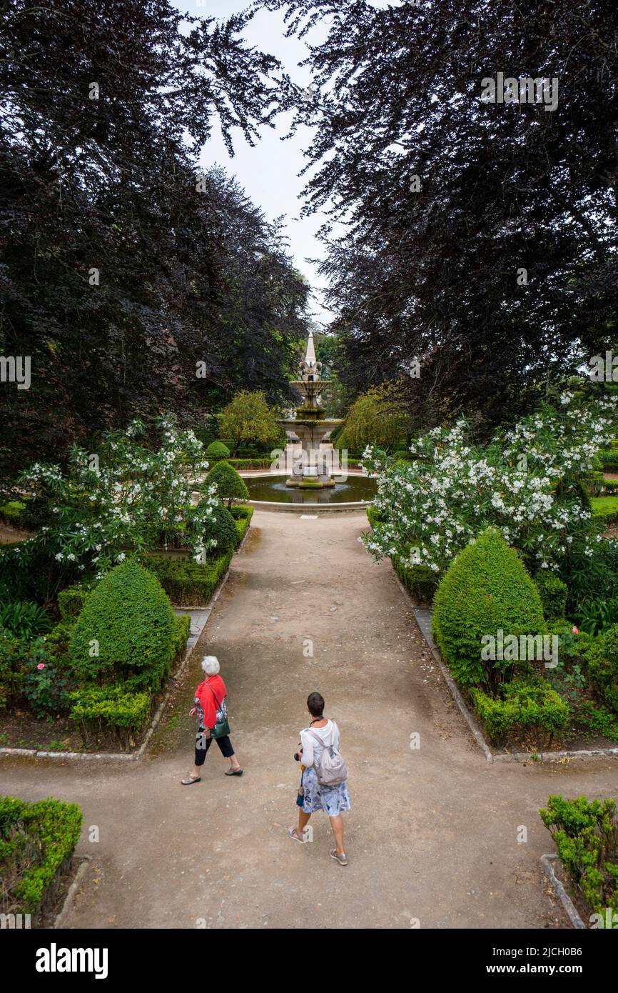 Due donne visitano il Giardino Botanico Jardim Botânico dell'Università di Coimbra, a Coimbra, Portogallo, Europa Foto Stock