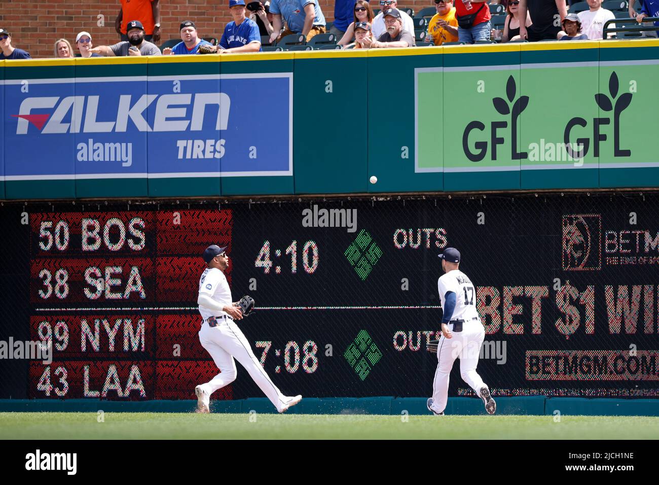 DETROIT, mi - 12 GIUGNO: Victor Reyes, centro dei Detroit Tigers (22), e Austin Meadows, destro (17), guardano come una palla colpita dal secondo base dei Toronto Blue Jays Cavan Biggio (8) supera il muro per una doppia regola di terra nel quarto inning il 12 giugno 2022 al Comerica Park di Detroit, Michigan. I Blue Jays hanno battuto in finale i Tigers 6-0. (Joe Robbins/immagine dello sport) Foto Stock