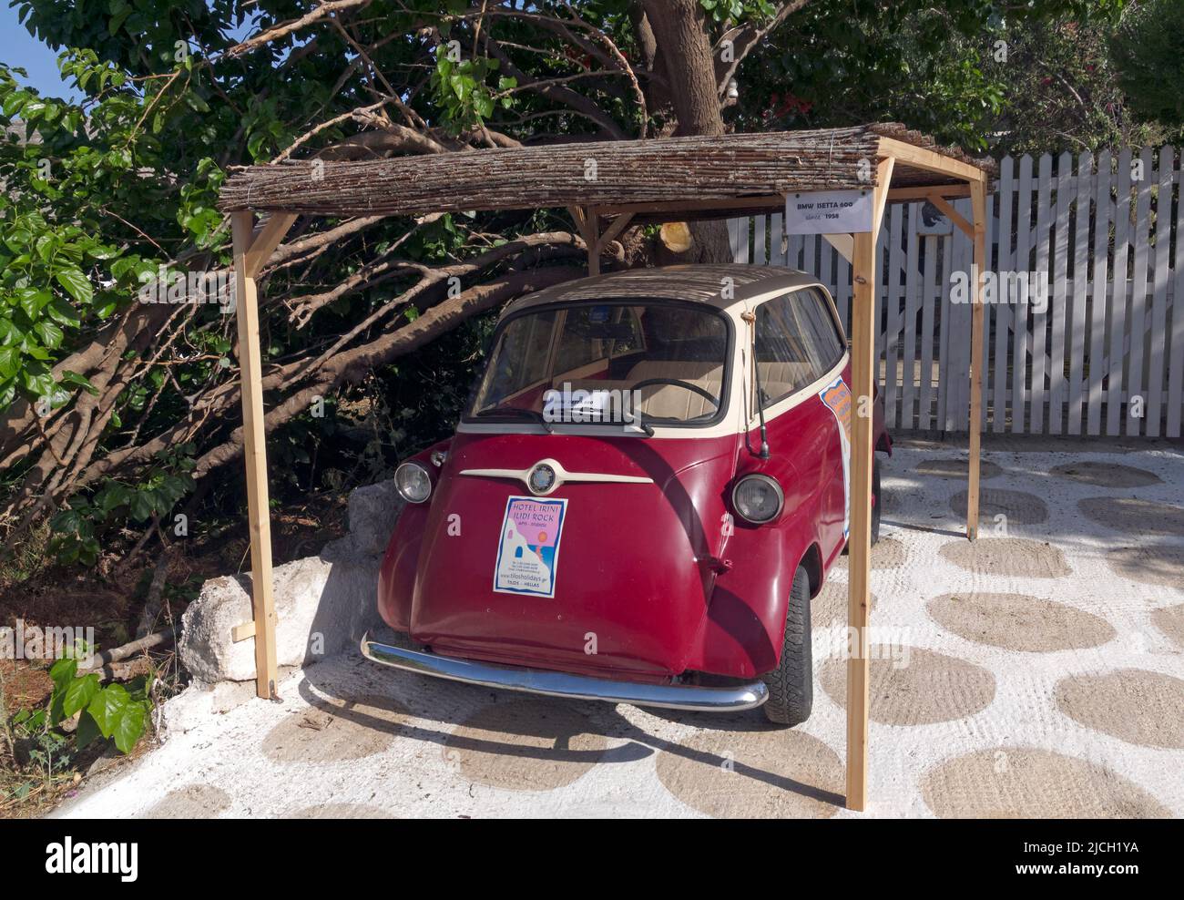BMW Isetta 600, c 1958 piccola auto d'epoca sull'isola di Tilos. Usato come annuncio pubblicitario per un hotel locale Foto Stock