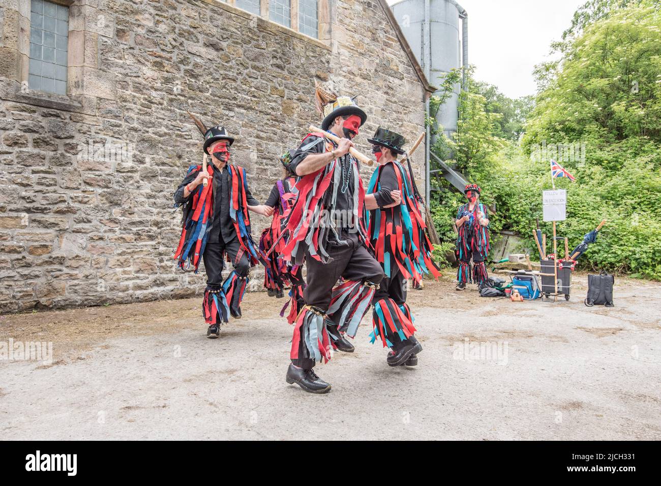 Flagcracker di Craven Border lato morris in colorate giacche di straccio che eseguono danze al Cappelside Open Farm Day a Rathmell 12th giugno 2022, Foto Stock