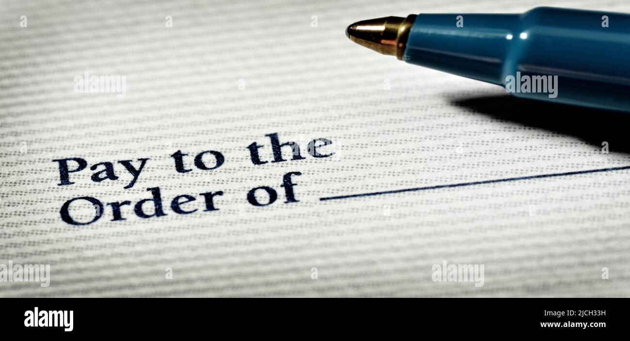 Pagare le fatture e ottenere soldi con un controllo e scrittura della penna Foto Stock