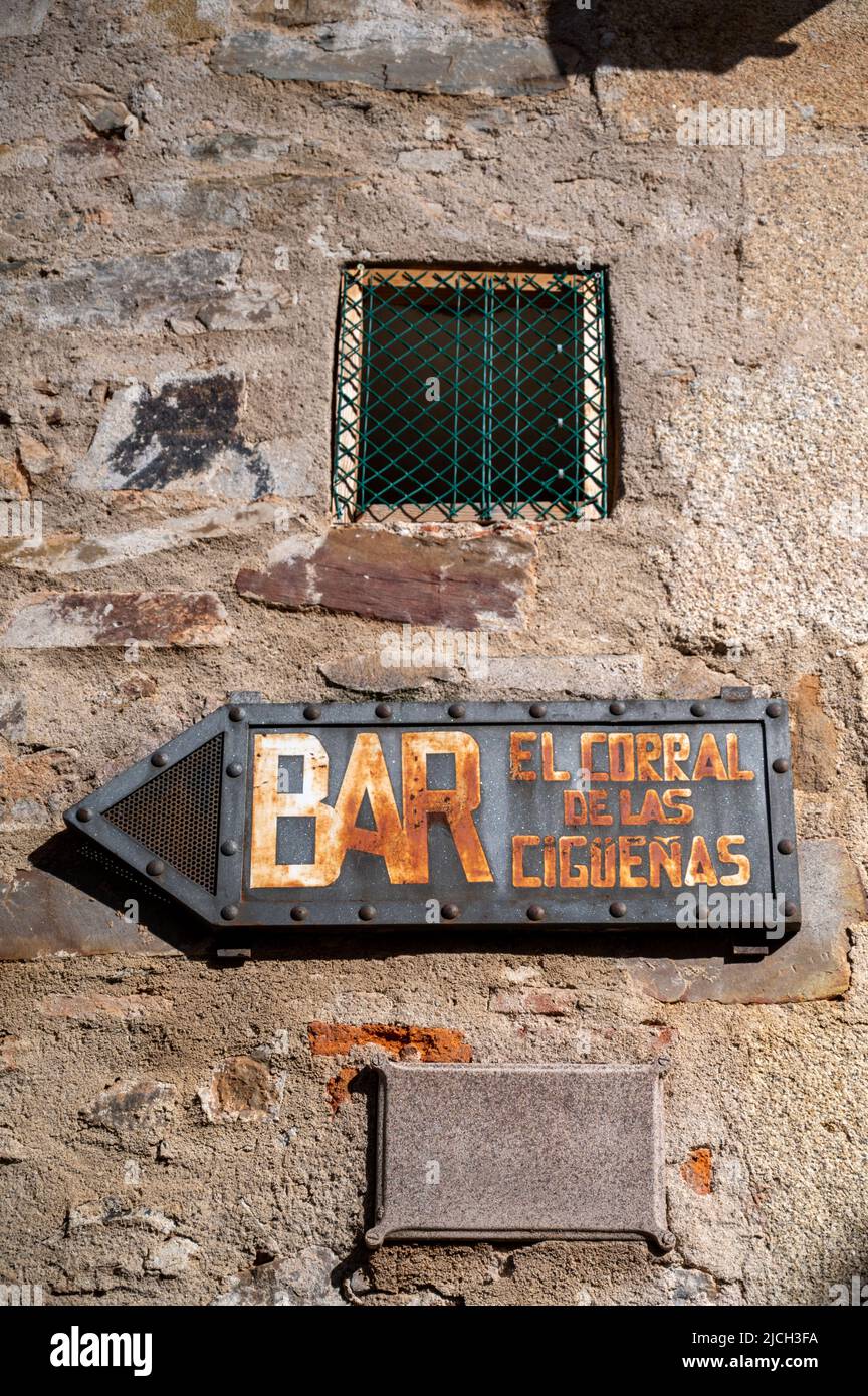 Un vecchio segno un muro che fa pubblicità al bar el Corral de las ciguenas in Caceres Spagna Foto Stock