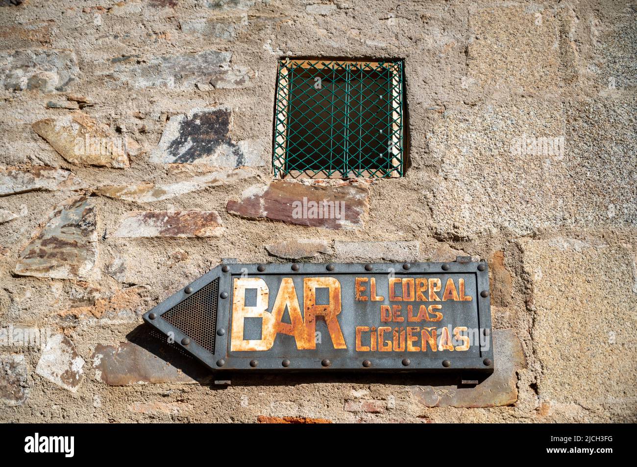 Un vecchio segno un muro che fa pubblicità al bar el Corral de las ciguenas in Caceres Spagna Foto Stock