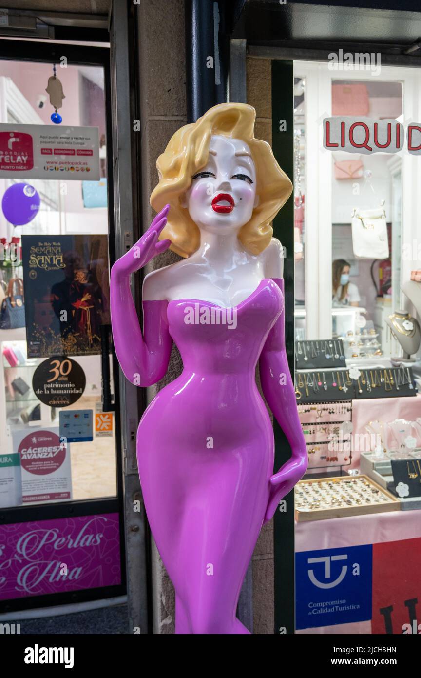 Un modello in plastica di una bambola Marilym Munroe simile a un guaio o un negozio esterno. Negozio in Spagna Foto Stock