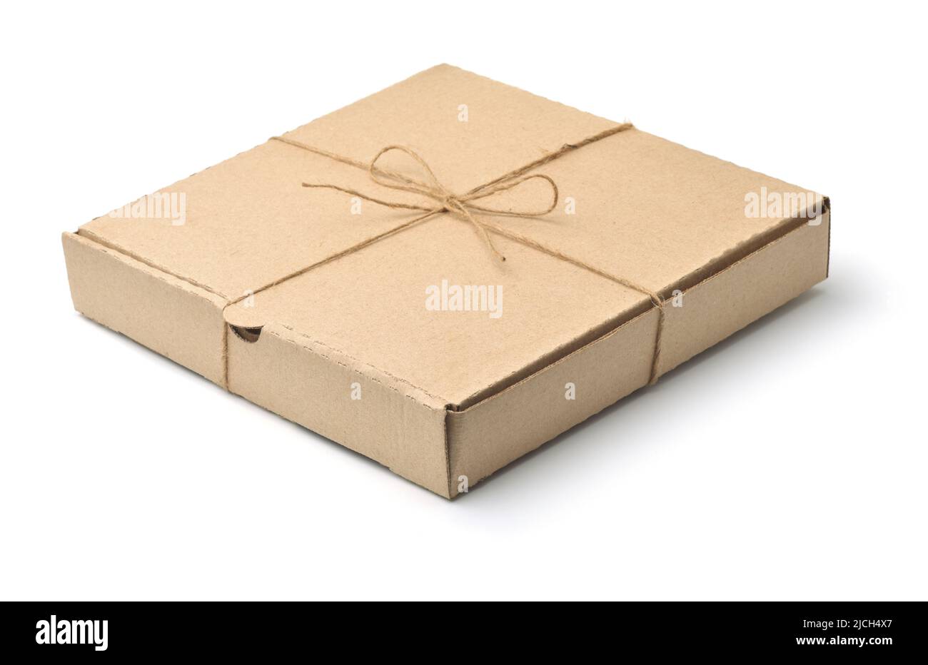 Scatola di cartone bianco marrone per pizza legata con spago di iuta isolato su bianco Foto Stock