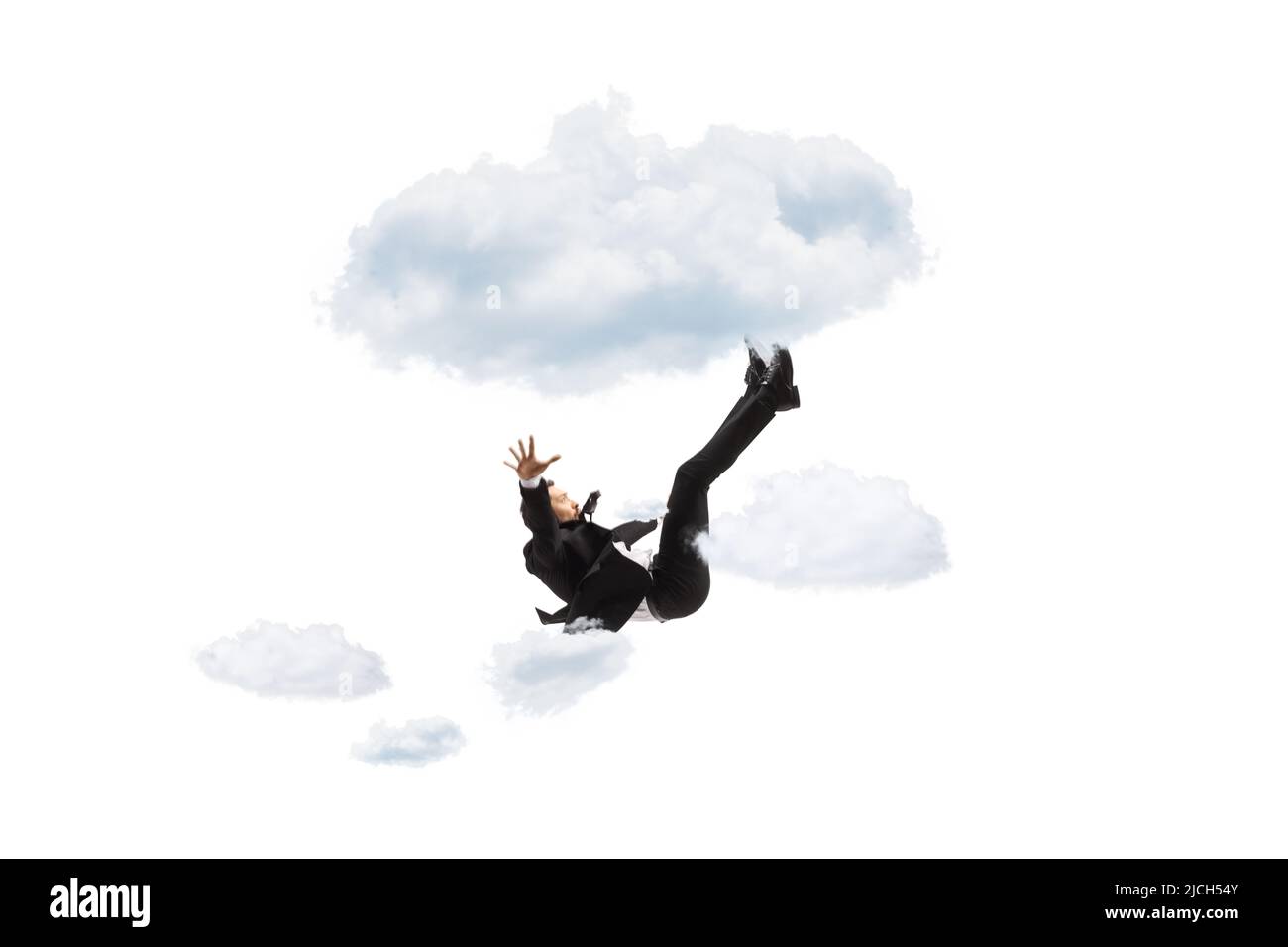 Uomo d'affari che cade da nuvole isolato su sfondo bianco Foto stock - Alamy