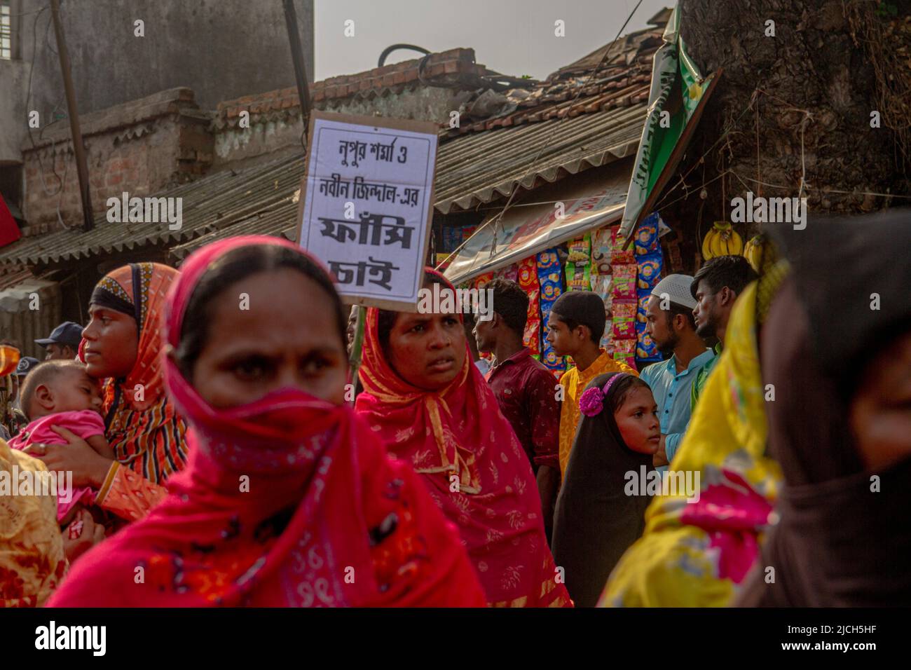 Kolkata, India. 12th giugno 2022. La comunità musulmana di 24 parganas del Sud, il Bengala Occidentale ha preso una manifestazione di protesta a Subhash Gram, 24 Parganas del Sud, chiedendo l'arresto e la punizione del leader del BJP Nupur Sharma sulle sue osservazioni nei confronti del Profeta Muhammad a Kolkata, India, il 12 giugno 2022. (Foto di Sudip Chanda/Pacific Press/Sipa USA) Credit: Sipa USA/Alamy Live News Foto Stock