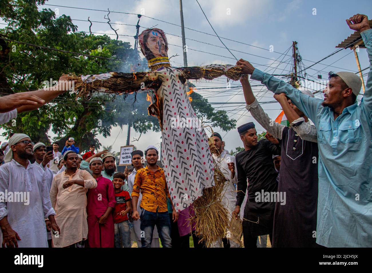 Kolkata, India. 12th giugno 2022. La comunità musulmana di 24 parganas del Sud, il Bengala Occidentale ha preso una manifestazione di protesta a Subhash Gram, 24 Parganas del Sud, chiedendo l'arresto e la punizione del leader del BJP Nupur Sharma sulle sue osservazioni nei confronti del Profeta Muhammad a Kolkata, India, il 12 giugno 2022. (Foto di Sudip Chanda/Pacific Press/Sipa USA) Credit: Sipa USA/Alamy Live News Foto Stock