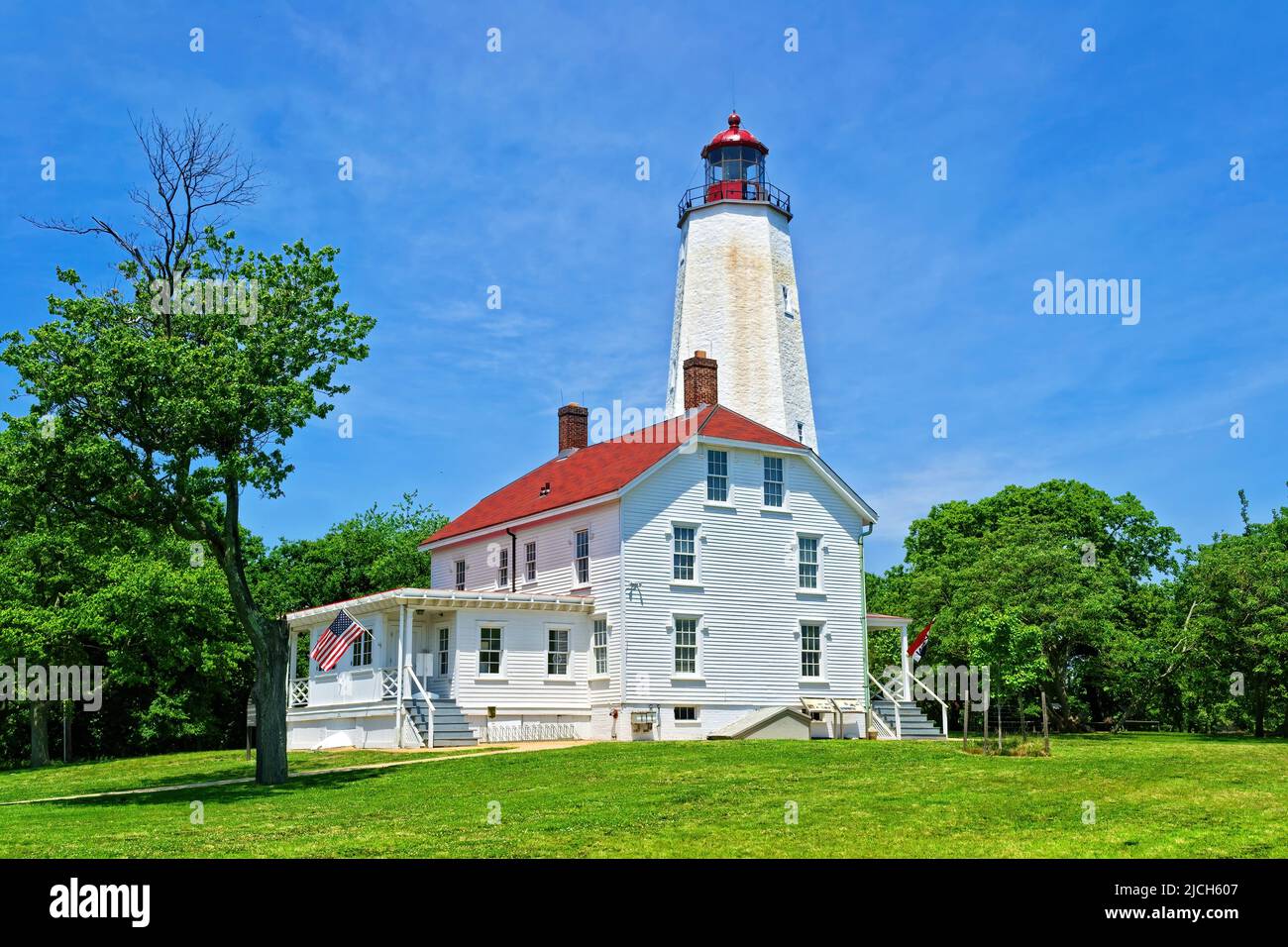 Sandy Hook storico faro costiera navigazione marittima aiuto guida luce e custodi quarti centri visitatori edifici presso il Gateway National Rec Foto Stock Sandy Hook storico faro costiera navigazione marittima aiuto guida luce e custodi quarti centri visitatori edifici presso il Gateway National Rec Foto Stock