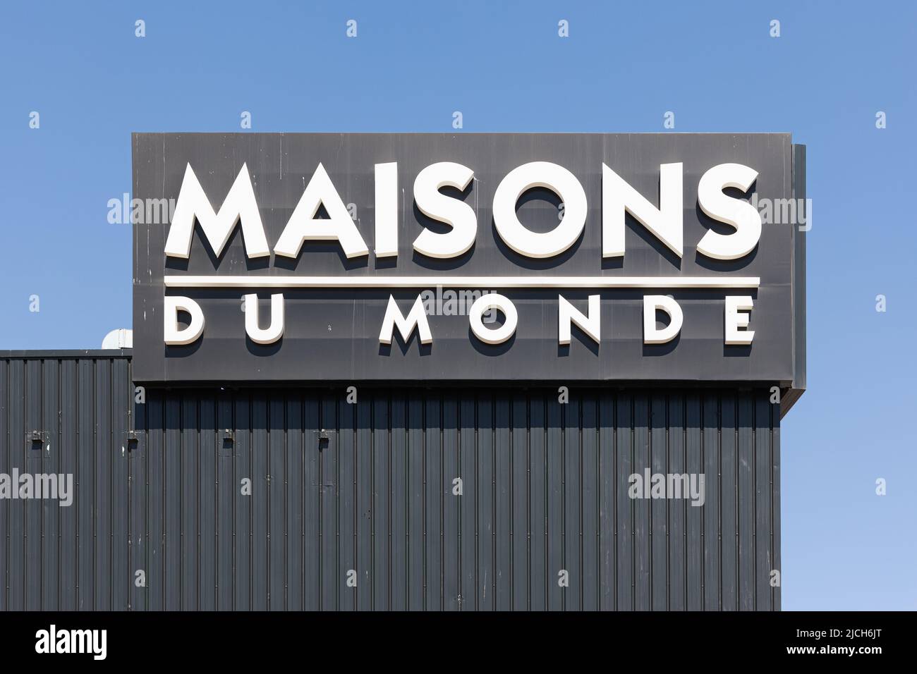 MASSANASSA, SPAGNA - 06 GIUGNO 2022: Maisons du Monde è un'azienda francese di arredamento e arredamento Foto Stock