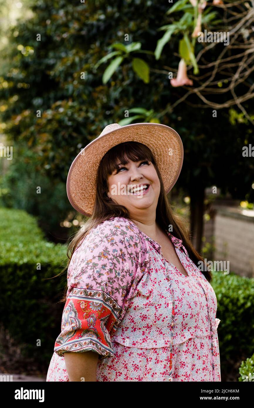 Modello Plus Size vestito e cappello a San Diego Foto Stock