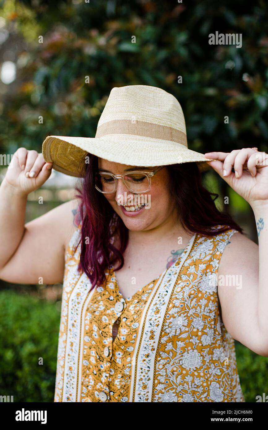 Modello Size Inclusive vestito e cappello a San Diego Foto Stock