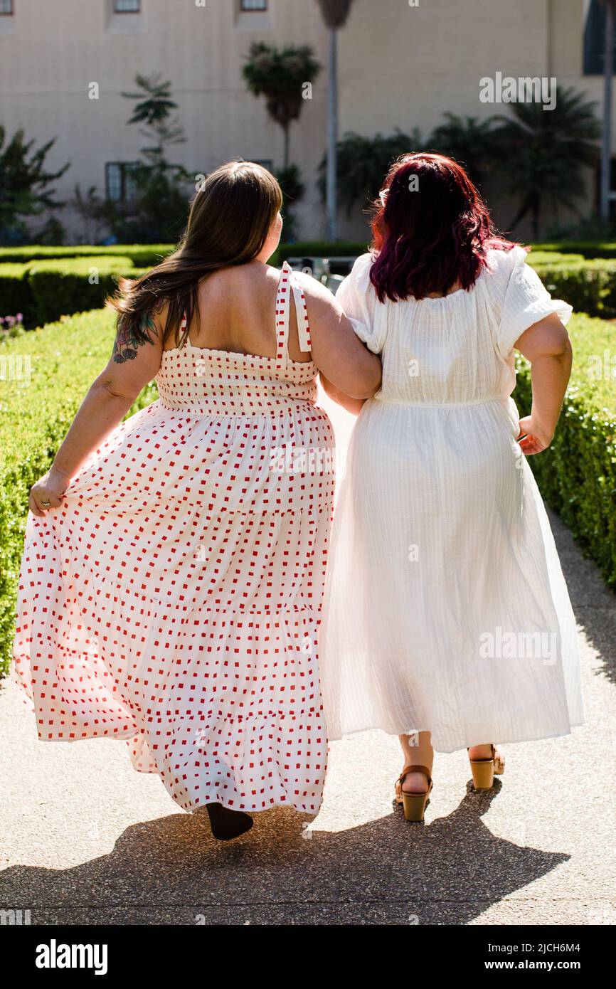 Modelli Size Inclusive con abiti lunghi a San Diego Foto Stock