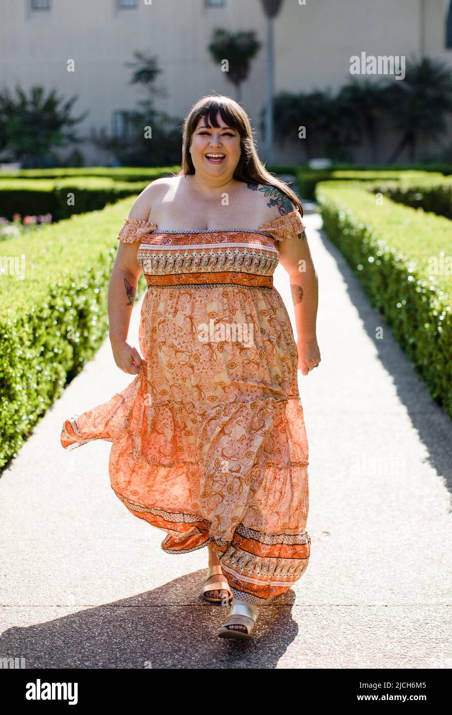 Modello Plus Size con abito a spalla a San Diego Foto Stock