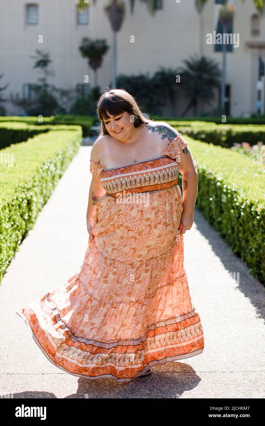Modello Plus Size indossando il Maxi abito a spalla a San Diego Foto Stock