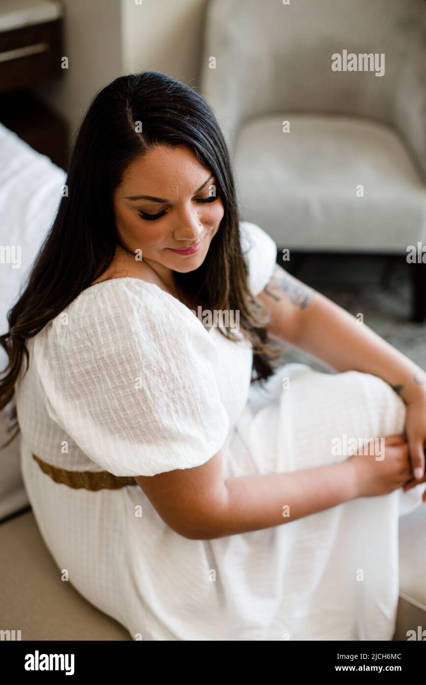 Modeling femminile indossando Maxi Dress bianco a San Diego Foto Stock