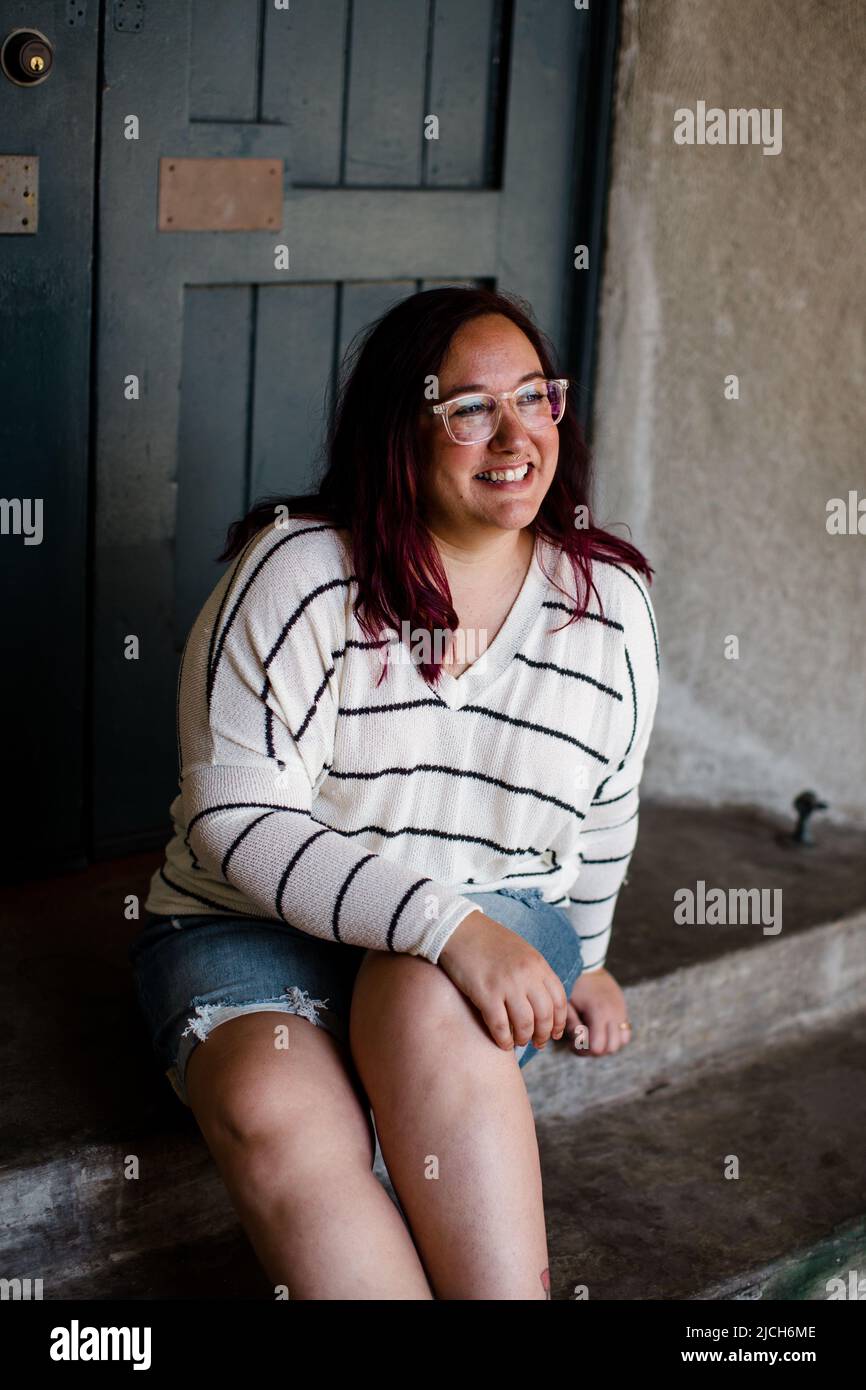 Modello Size Inclusive con maglione leggero e Shorts in denim a San Diego Foto Stock