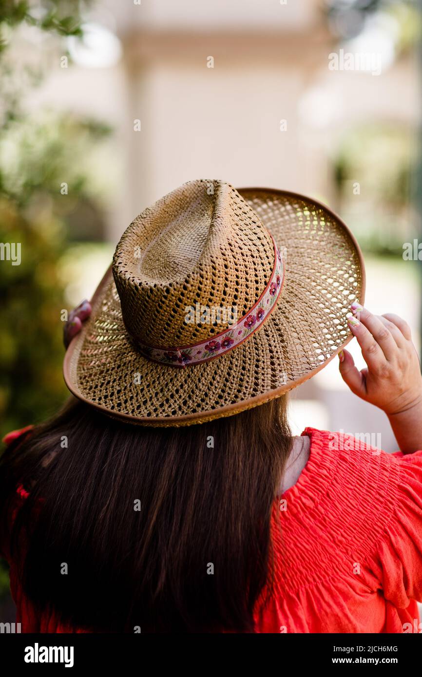 Modello Plus Size con il retro del cappello di paglia a San Diego Foto Stock