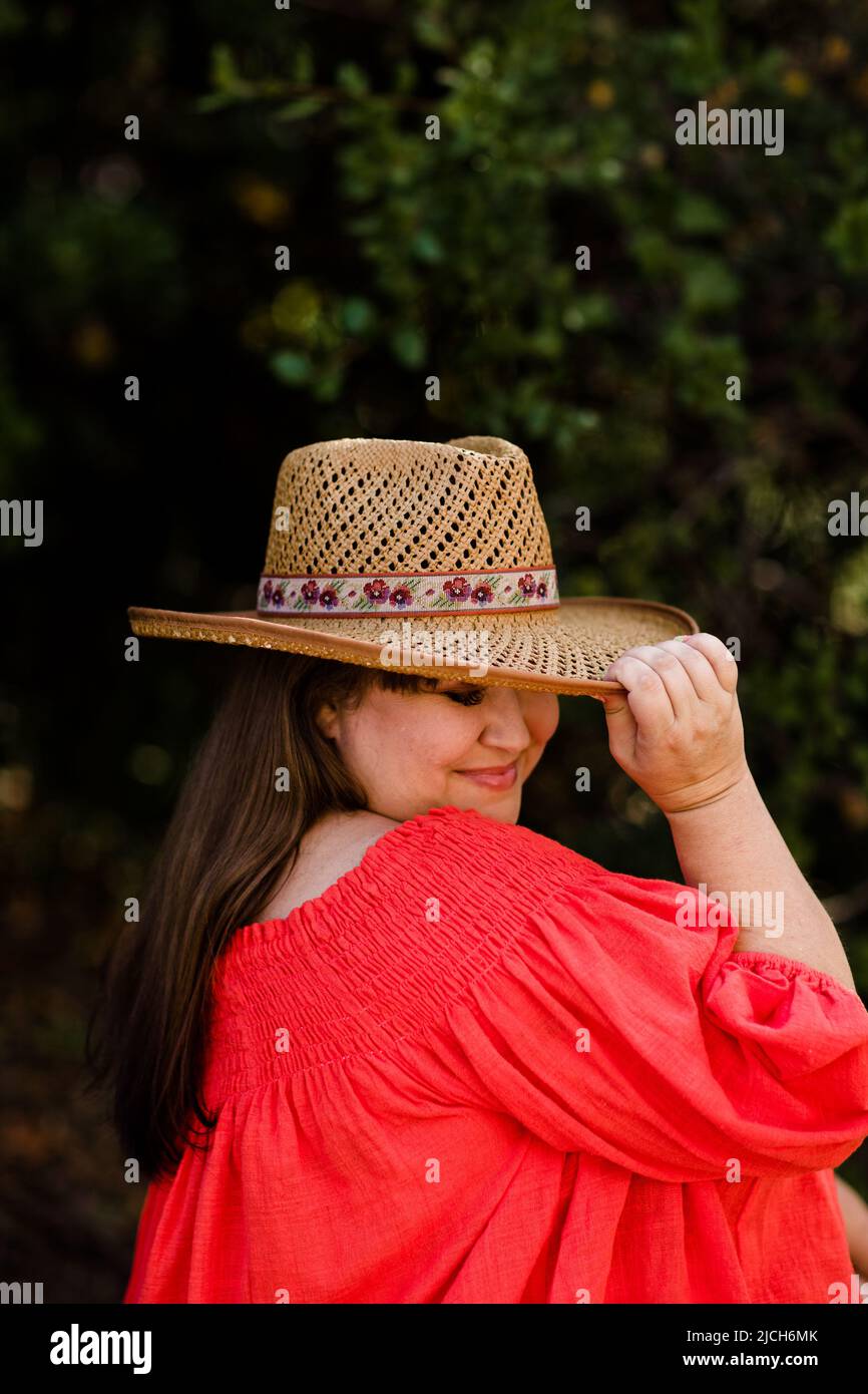 Modello Plus Size con blusa e cappello a spalla a San Diego Foto Stock