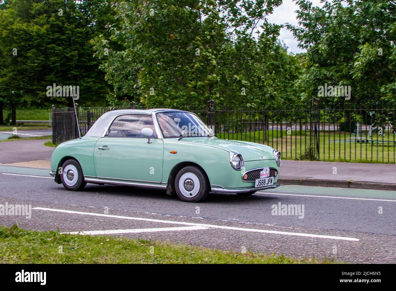 1991, 90s, anni novanta NISSAN Figaro 998cc benzina; automobili ha caratterizzato durante l'anno 58th del Manchester to Blackpool Touring Assembly per Veteran, Vintage, Classic e le automobili care. Foto Stock