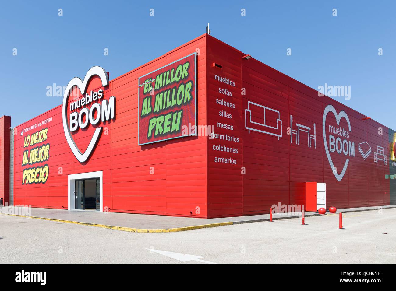 ALFAFAR, SPAGNA - 06 GIUGNO 2022: Muebles Boom è una catena spagnola di mobili a basso costo Foto Stock