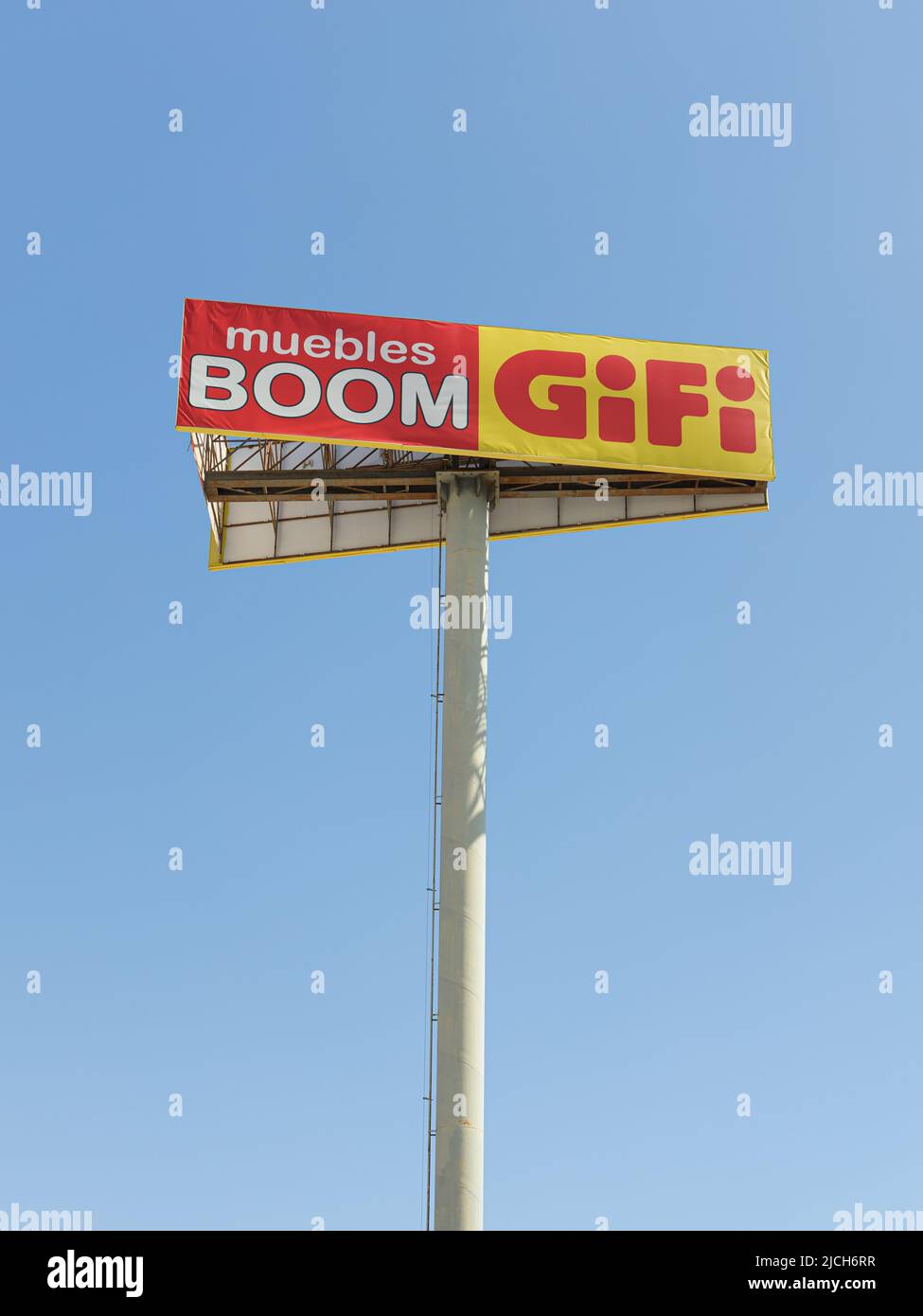 ALFAFAR, SPAGNA - 06 GIUGNO 2022: Negozi Gifi e Muebles Boom a P.C. Alfafar, Valencia Foto Stock