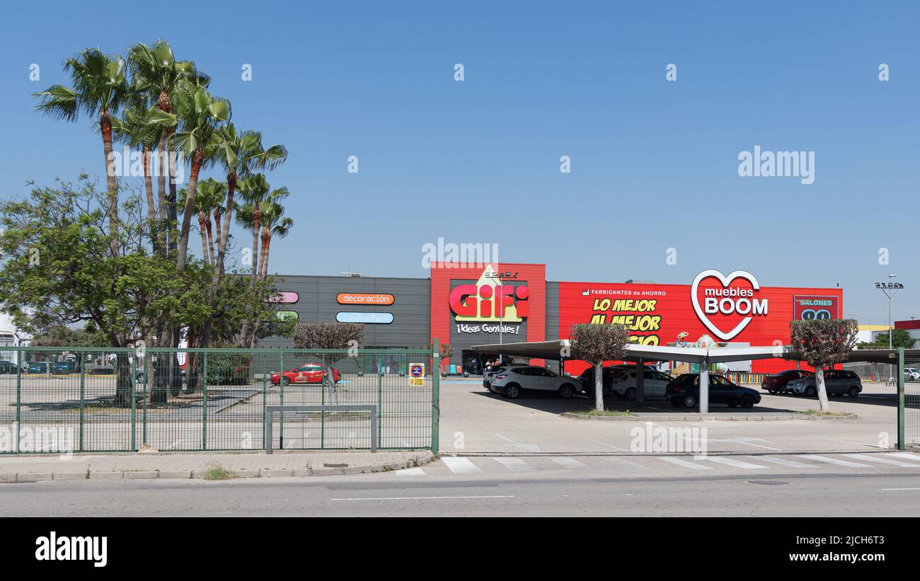 ALFAFAR, SPAGNA - 06 GIUGNO 2022: Negozi Gifi e Muebles Boom a P.C. Alfafar, Valencia Foto Stock