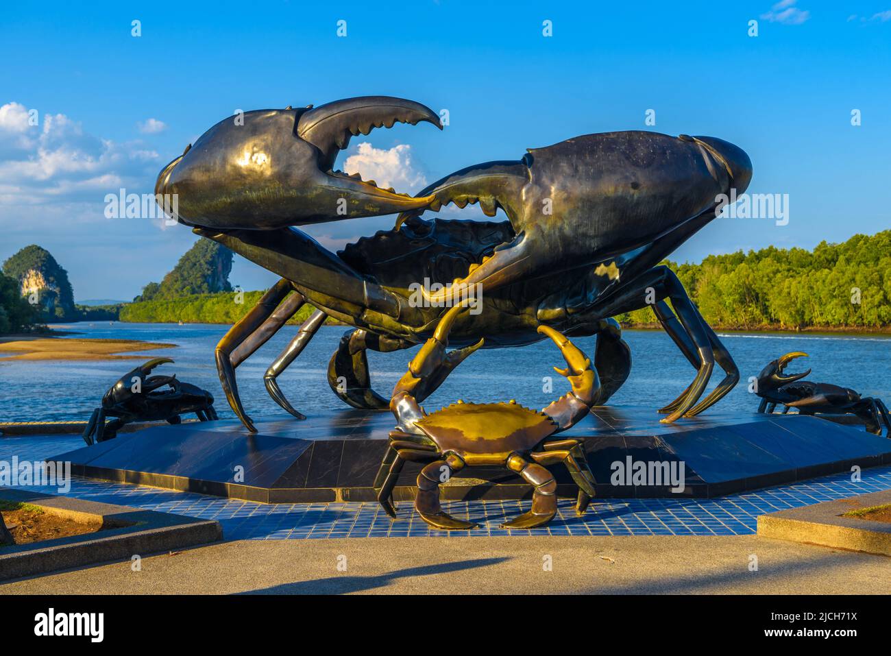 Città di Krabi, Thailandia, statua monumento di granchi vicino al fiume Foto Stock