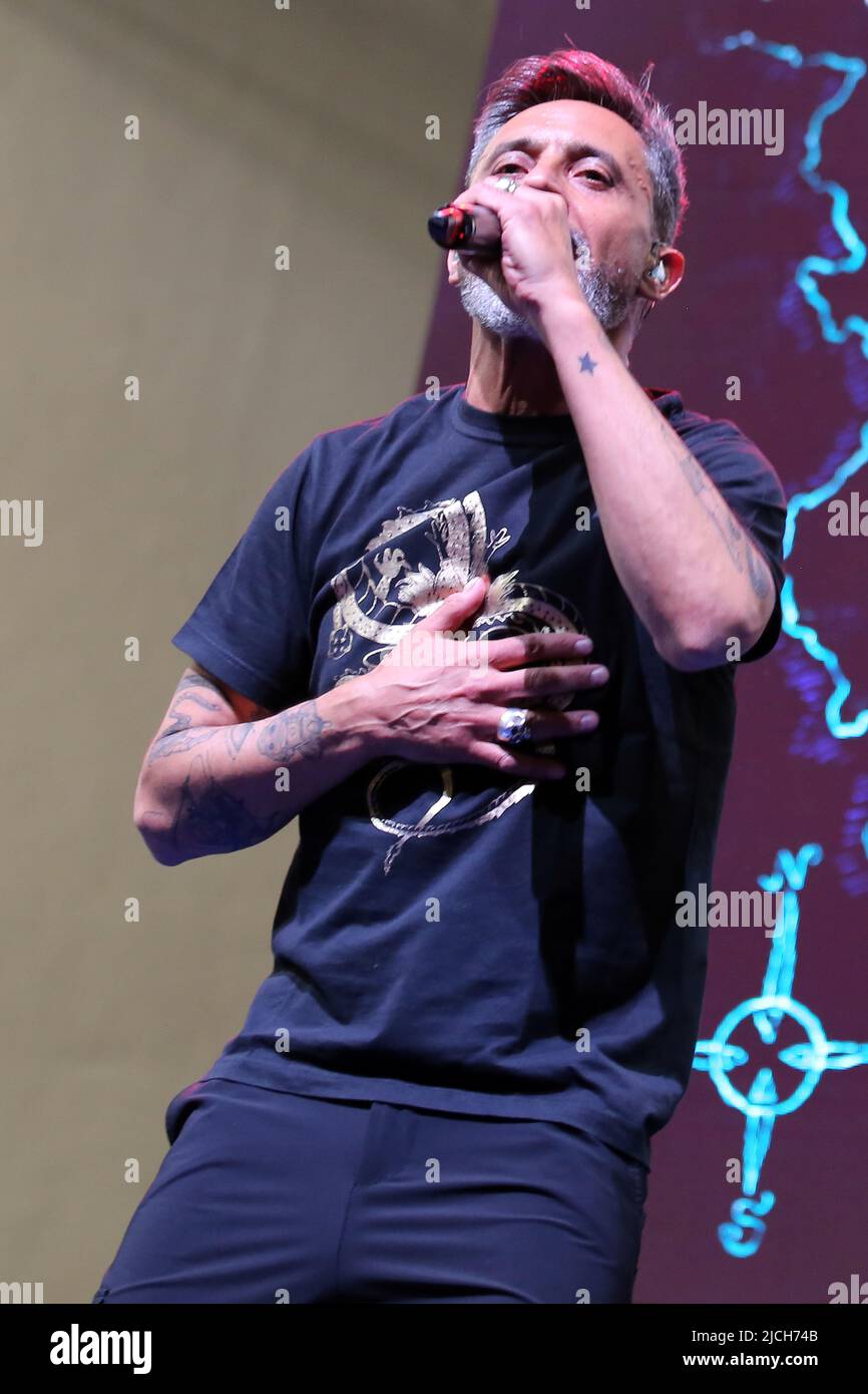 11 giugno 2022, Torino, Torino, Italia: Migliaia di persone a Torino Comics hanno partecipato all'esibizione dal vivo di Giorgio Vanni, uno dei cantanti più famosi dei temi cartoni animati italiani del 90s e del 2000s. Una performance piena di energia che ha fatto cantare, saltare ed eccitare il pubblico sulle note di un pezzo, Dragon Ball e Detective Conan. (Credit Image: © Daniela Parra Saiani/Pacific Press via ZUMA Press Wire) Foto Stock 11 giugno 2022, Torino, Torino, Italia: Migliaia di persone a Torino Comics hanno partecipato all'esibizione dal vivo di Giorgio Vanni, uno dei cantanti più famosi dei temi cartoni animati italiani del 90s e del 2000s. Una performance piena di energia che ha fatto cantare, saltare ed eccitare il pubblico sulle note di un pezzo, Dragon Ball e Detective Conan. (Credit Image: © Daniela Parra Saiani/Pacific Press via ZUMA Press Wire) Foto Stock